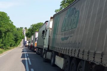 Poliția Rutieră intervine pentru a scoate tiruri din coloana de pe E 85