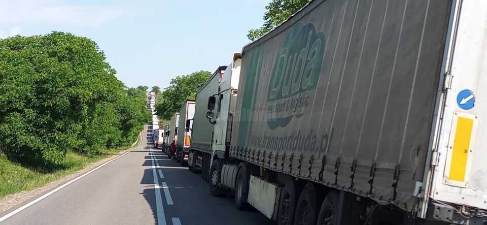 Poliția Rutieră intervine pentru a scoate tiruri din coloana de pe E 85
