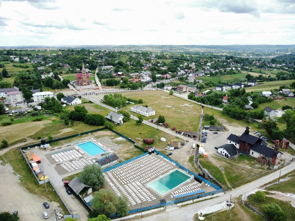 Bazinele cu apă sărată în aer liber de la Cacica s-au deschis pentru public