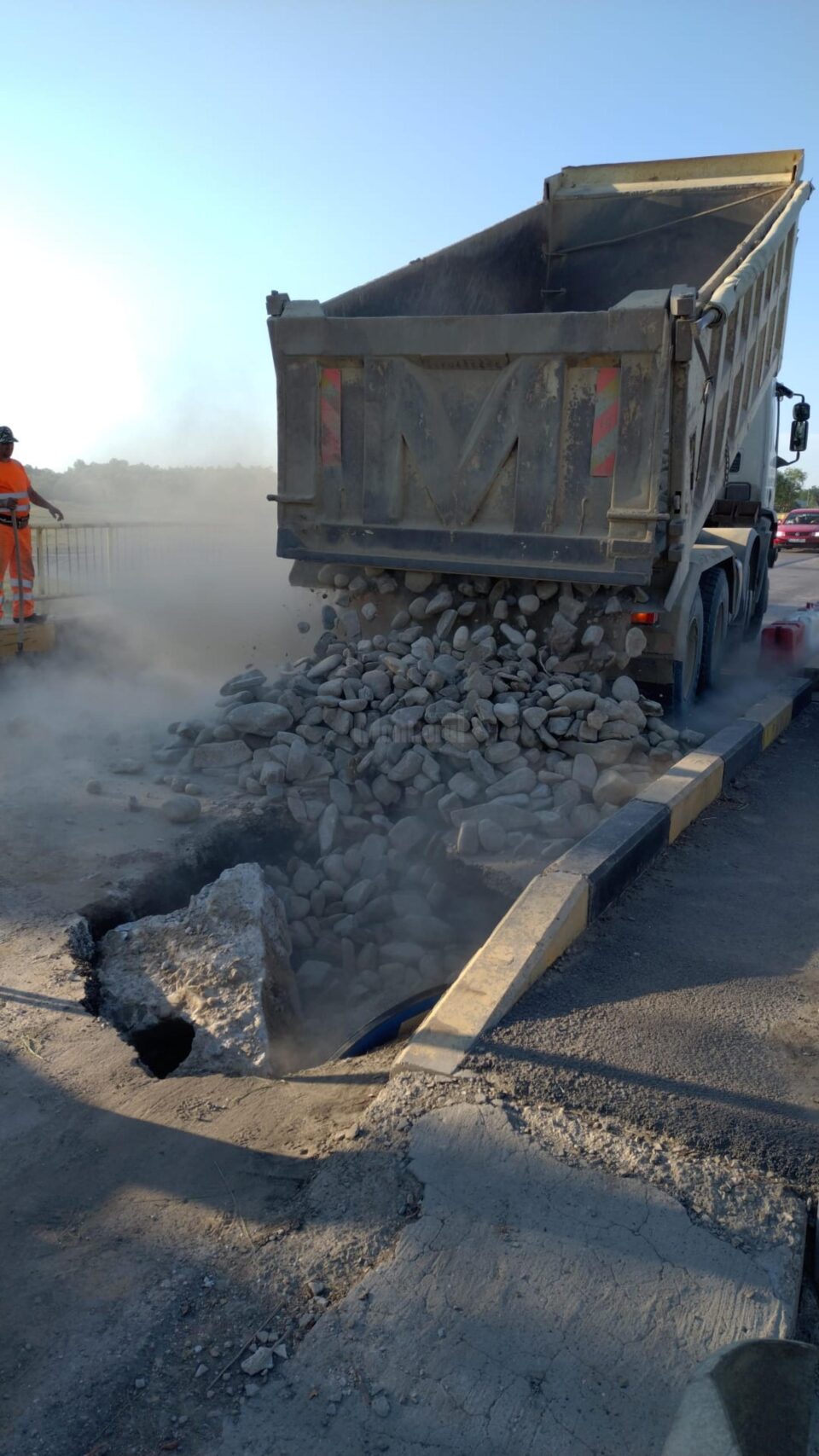 Gaură în podul de la Milișăuți în timpul lucrărilor de reparații
