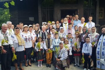 Sărbătoarea portului popular în parohia „Sfinții Mari Mucenici Mercurie și Ecaterina” din Rădășeni