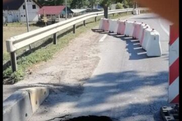 Gaură în podul de la Milișăuți în timpul lucrărilor de reparații