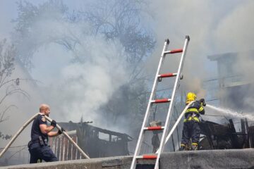 O țigară aprinsă aruncată la voia întâmplării a aprins construcția din lemn