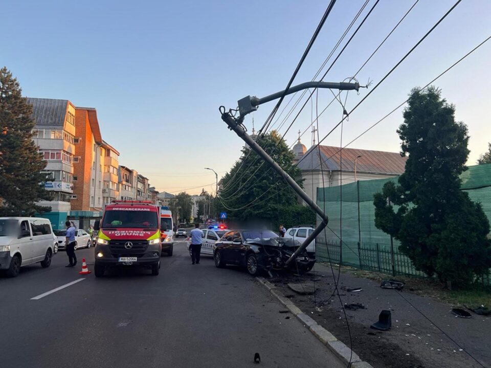 Băut și fără permis, a ”jărit” un BMW prin centrul Sucevei până ce s-a izbit violent într-un stâlp