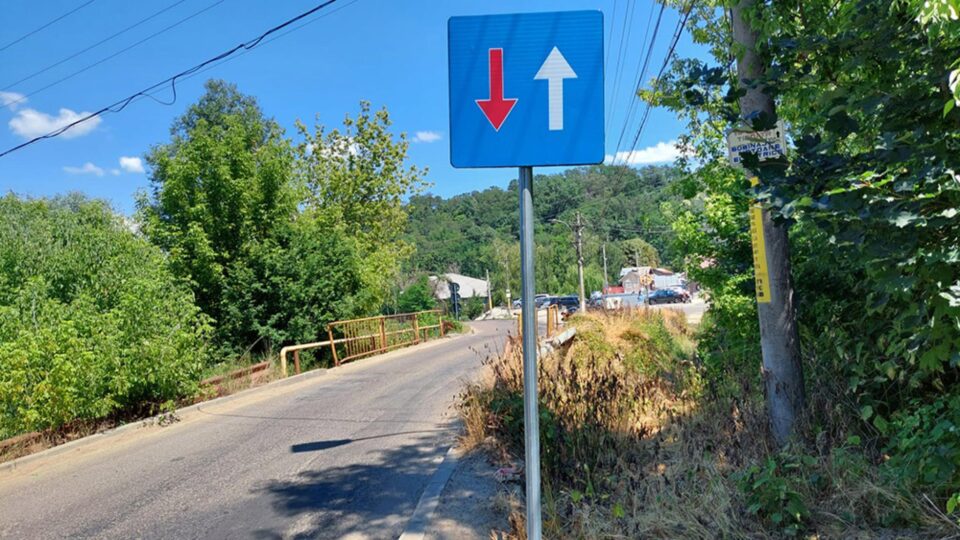 Pe pod se circulă alternativ