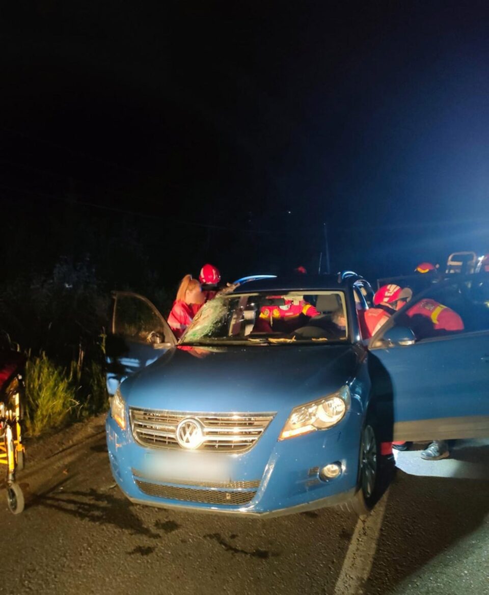 Nu a văzut căruța încărcată cu lemne și a intrat direct în ea. O pasageră din mașină e în stare gravă