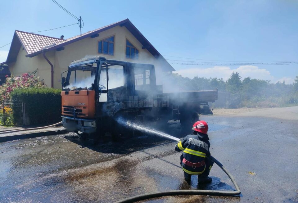 Camion mistuit de flăcări pe o stradă din Fălticeni