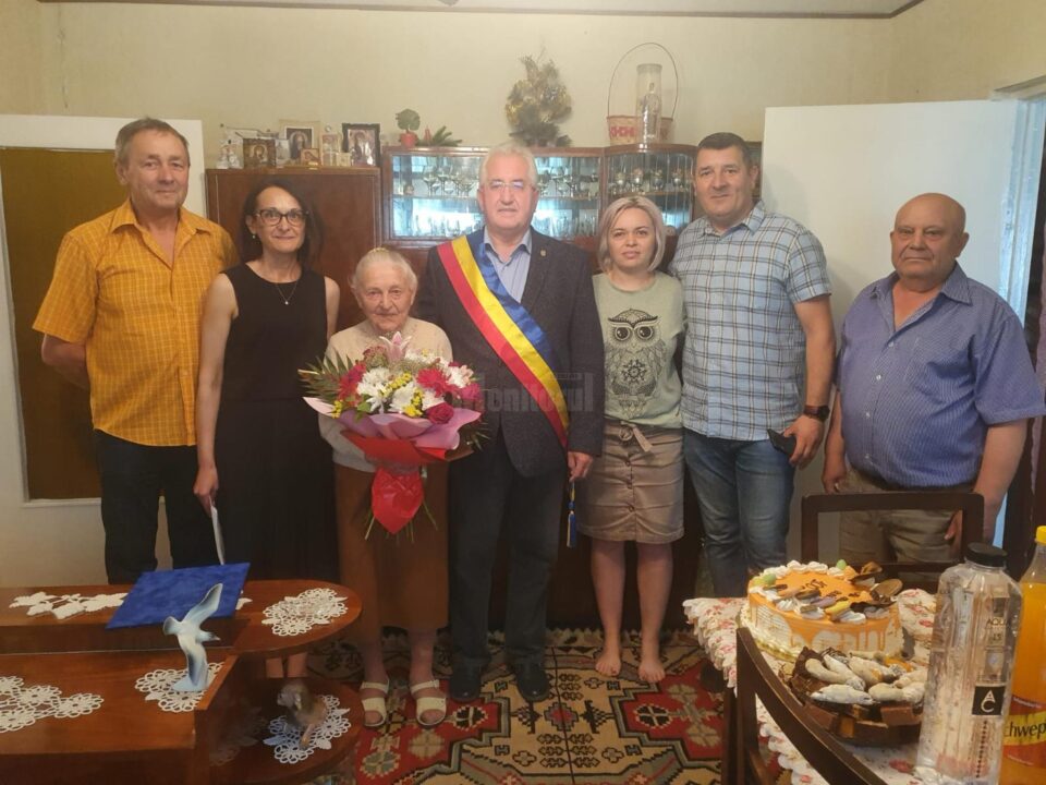 Suceveanca Maria Grijincu, sărbătorită de primarul Ion Lungu la împlinirea a 100 de ani