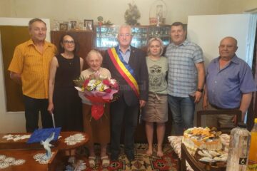 Suceveanca Maria Grijincu, sărbătorită de primarul Ion Lungu la împlinirea a 100 de ani