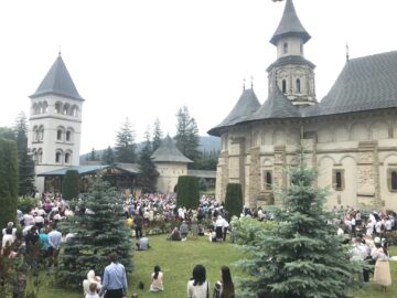 Marea sărbătoare a Sfântului Voievod Ștefan cel Mare de la Mănăstirea Putna i-a adus împreună pe românii de pe cele două maluri ale Prutului