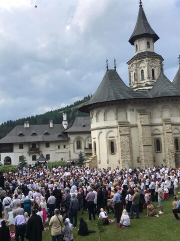 Marea sărbătoare a Sfântului Voievod Ștefan cel Mare de la Mănăstirea Putna i-a adus împreună pe românii de pe cele două maluri ale Prutului