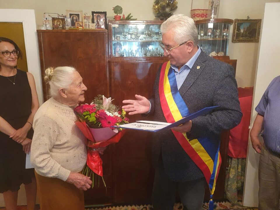 Ion Lungu i-a oferit Mariei Grijincu o diplomă de excelență din partea Primăriei Suceava