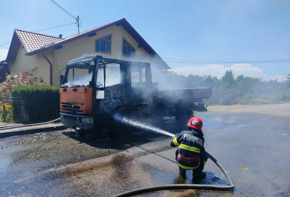 Camion mistuit de flăcări pe o stradă din Fălticeni