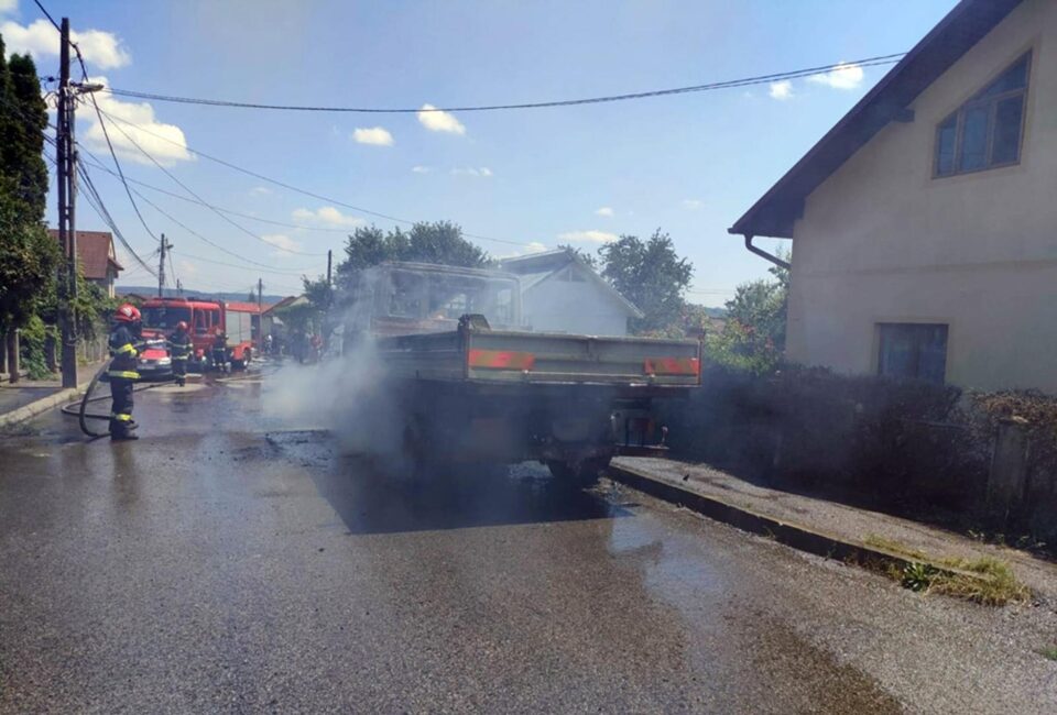 Camion mistuit de flăcări pe o stradă din Fălticeni