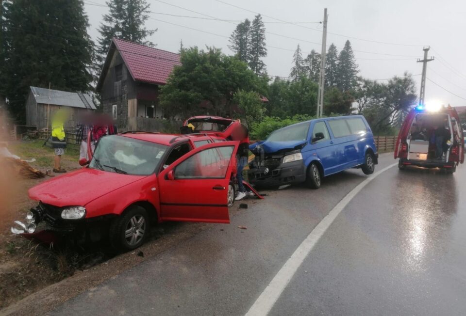 Cele două mașini implicate în accidentul din Pasul Tihuța