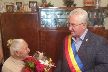 Ion Lungu i-a oferit Mariei Grijincu o diplomă de excelență din partea Primăriei Suceava