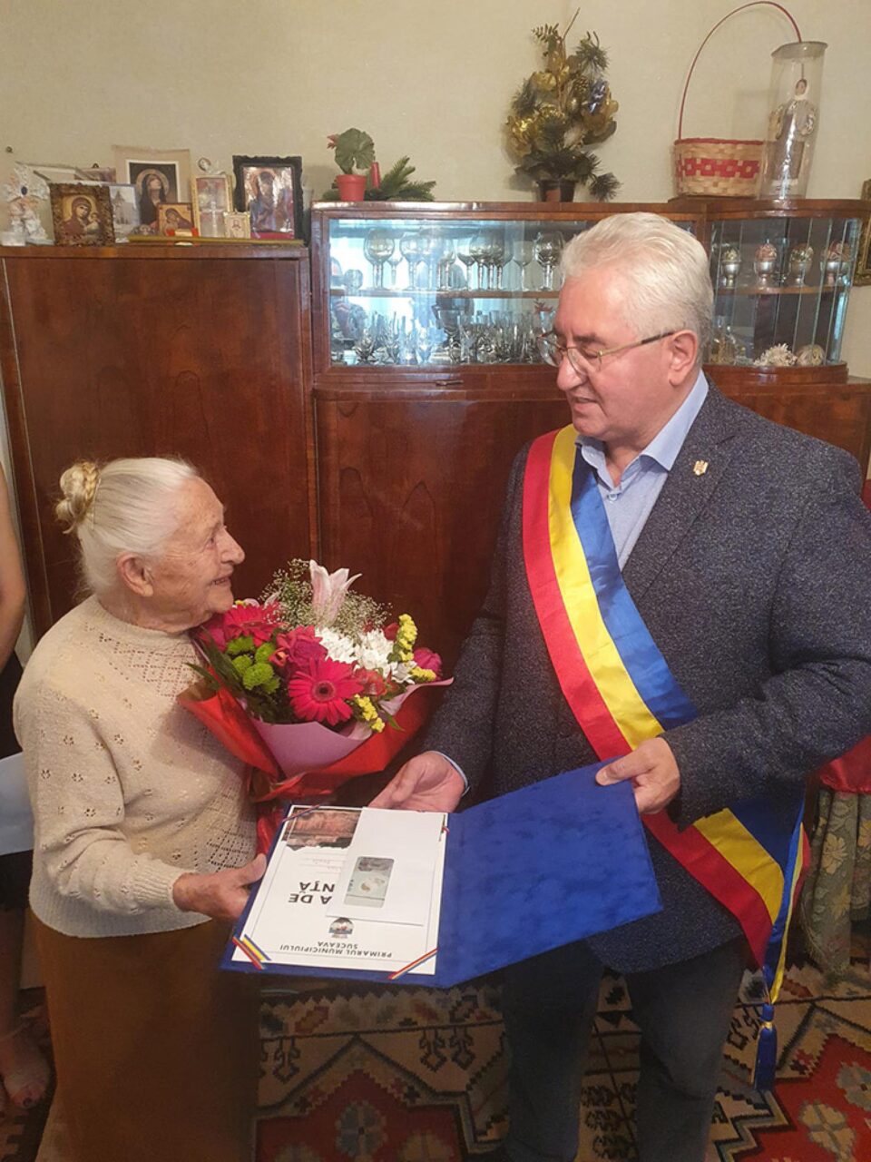 Ion Lungu i-a oferit Mariei Grijincu o diplomă de excelență din partea Primăriei Suceava