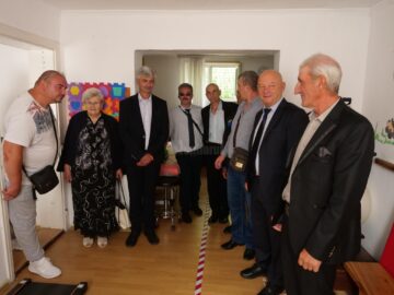 Absolvenți și profesori, în vizită prin noul local al școlii