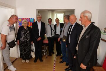 Absolvenți și profesori, în vizită prin noul local al școlii