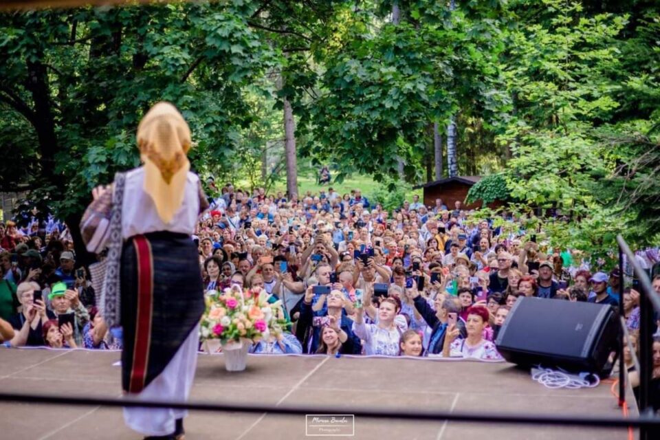 Cămașa tradițională românească, frumusețe și splendoare