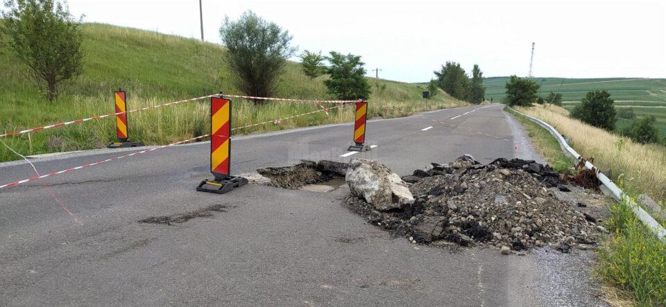 Pe DJ 209D, la Botoșenița, parcă ar fi căzut un obuz