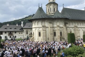 Pelerini din toată țara, Republica Moldova și Ucraina au participat la hramul Mănăstirii Putna