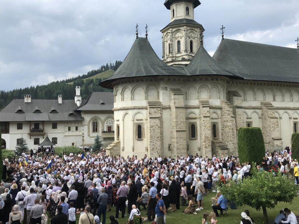 Pelerini din toată țara, Republica Moldova și Ucraina au participat la hramul Mănăstirii Putna Pelerini din toată țara, Republica Moldova și Ucraina au participat la hramul Mănăstirii Putna