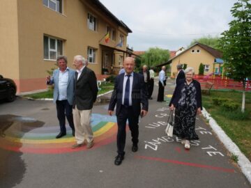 Prima reîntâlnire emoționantă, după 40 de ani de la absolvire, la Centrul Școlar ”Sf. Andrei” din Gura Humorului