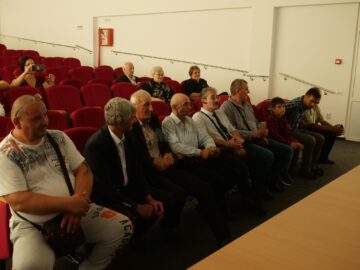 Absolvenții în cadrul întâlnirii din școala humoreană