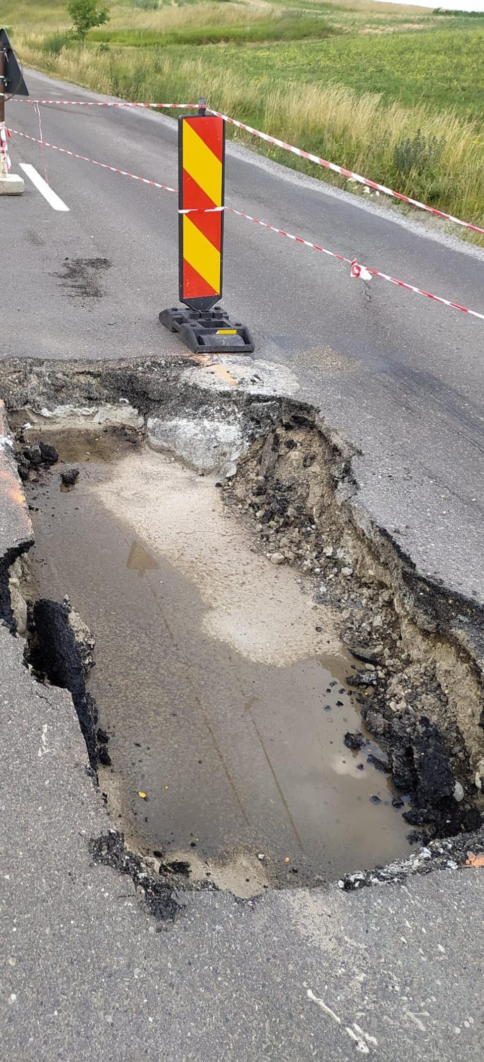 Pe DJ 209D, la Botoșenița, parcă ar fi căzut un obuz