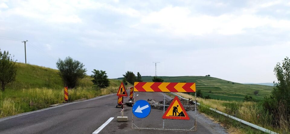 Traficul se desfășoară pe un singur sens