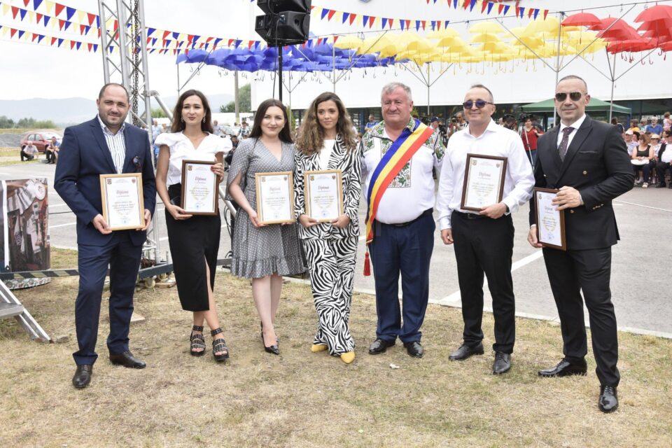 Primarul Gheorghe Fron alături de o parte din noii cetățeni de onoare ai comunei