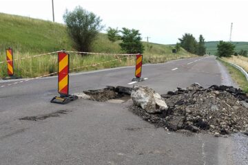 O bucată mare de carosabil s-a surpat