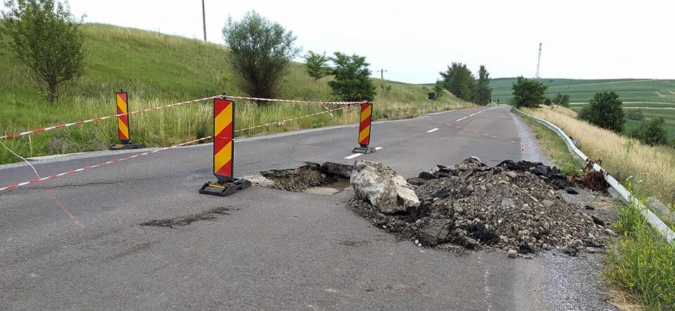 O bucată mare de carosabil s-a surpat