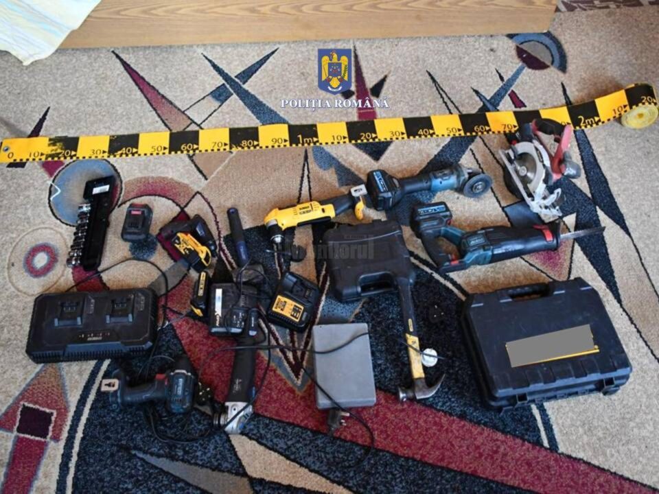 Cu ocazia perchezițiilor care s-au derulat luni dimineață la 12 locuințe s-au găsit o parte din bunurile furate, dar și sume mari de bani