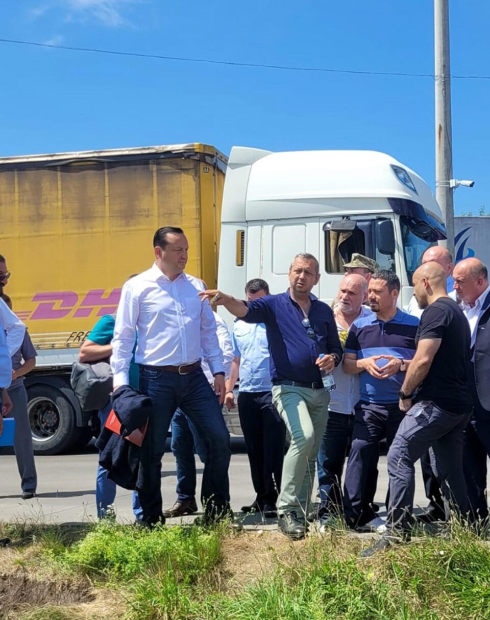 Autoritățile române și ucrainene au decis deschiderea vămii Vicovu de Sus pentru decongestionarea traficului prin PTF Siret Autoritățile române și ucrainene au decis deschiderea vămii Vicovu de Sus pentru decongestionarea traficului prin PTF Siret
