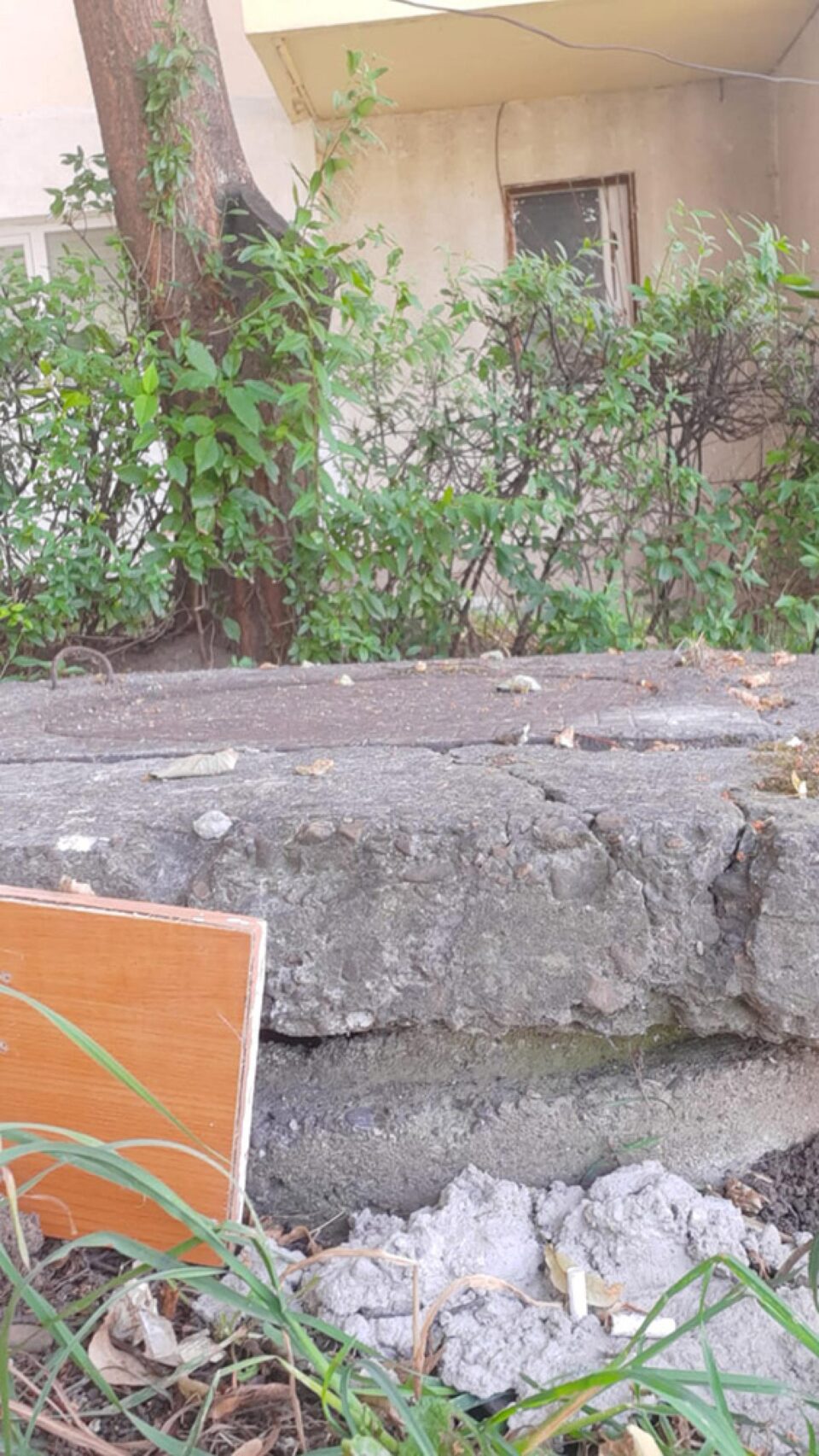 ACET refuză să repare o gură de canal care emană mirosuri îngrozitoare