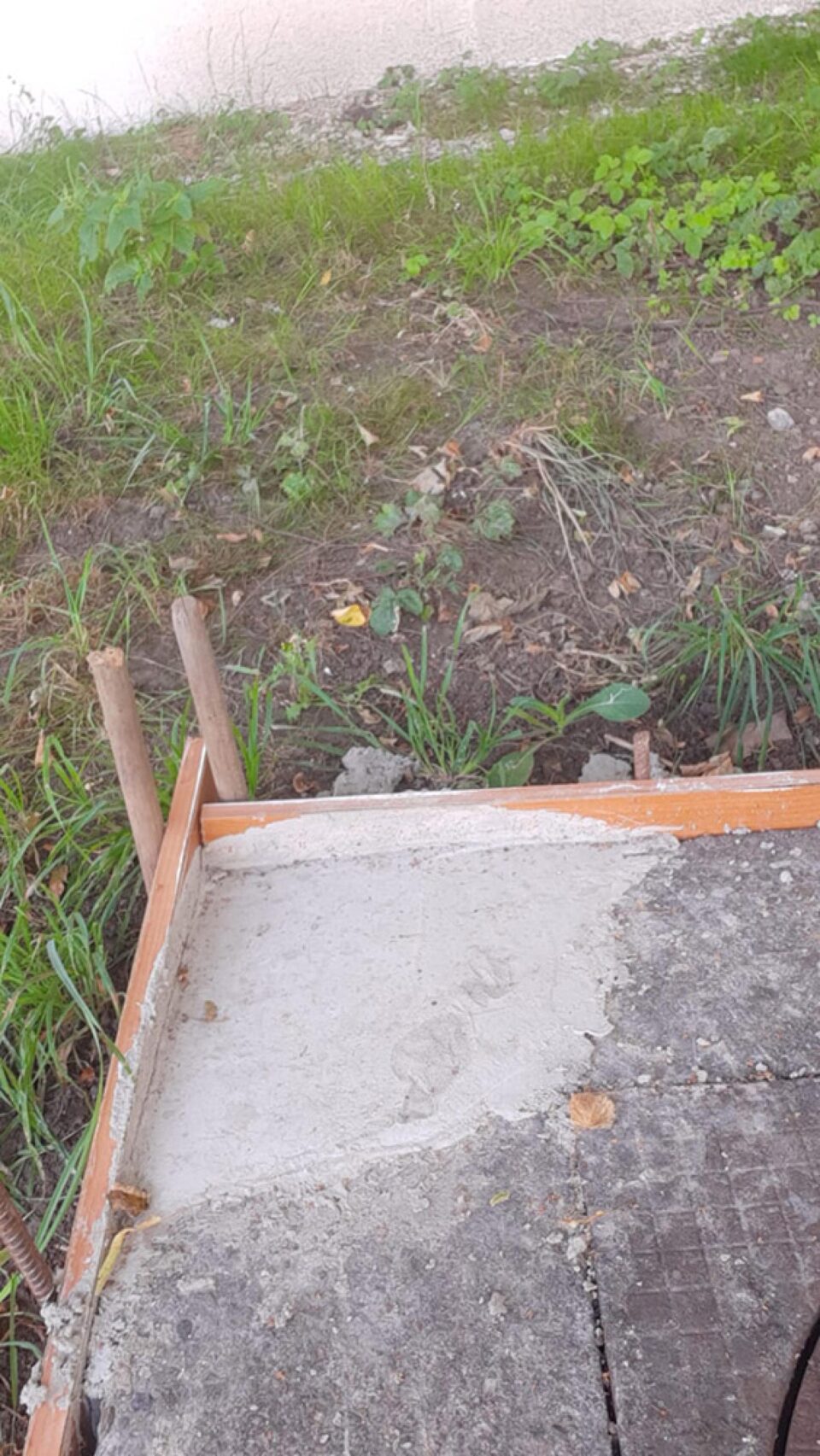 Singurul lucru pe care angajații ACET l-au făcut a fost acela de a turna niște beton într-un colț al gurii de canal