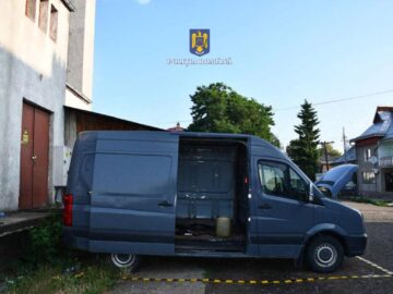 Microbuz cu canistre
