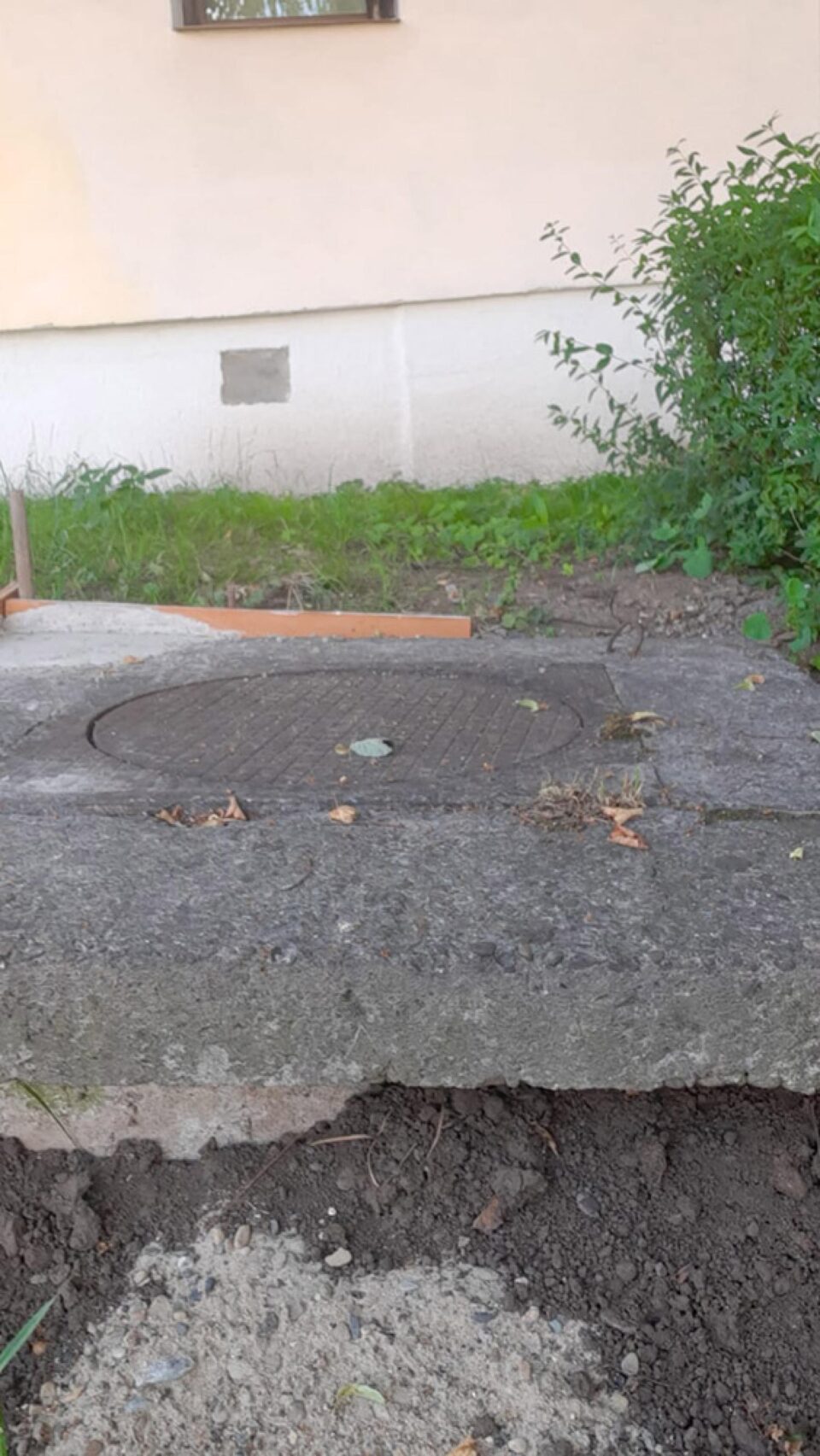 Gura de canal se află pe strada Viitorului