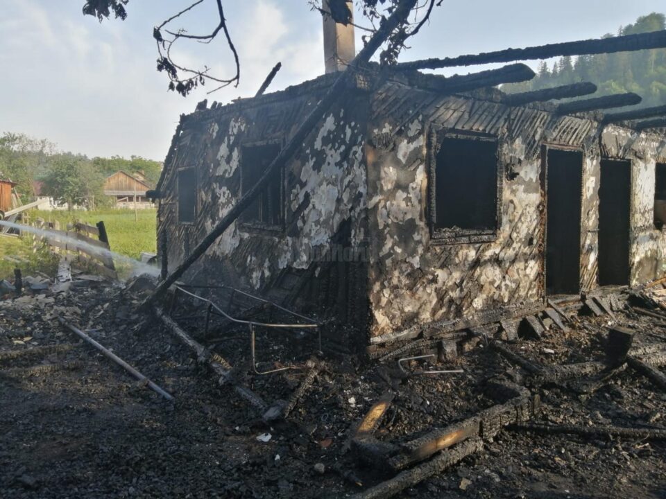 Casă distrusă de incendiu