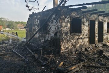 Casă distrusă de incendiu
