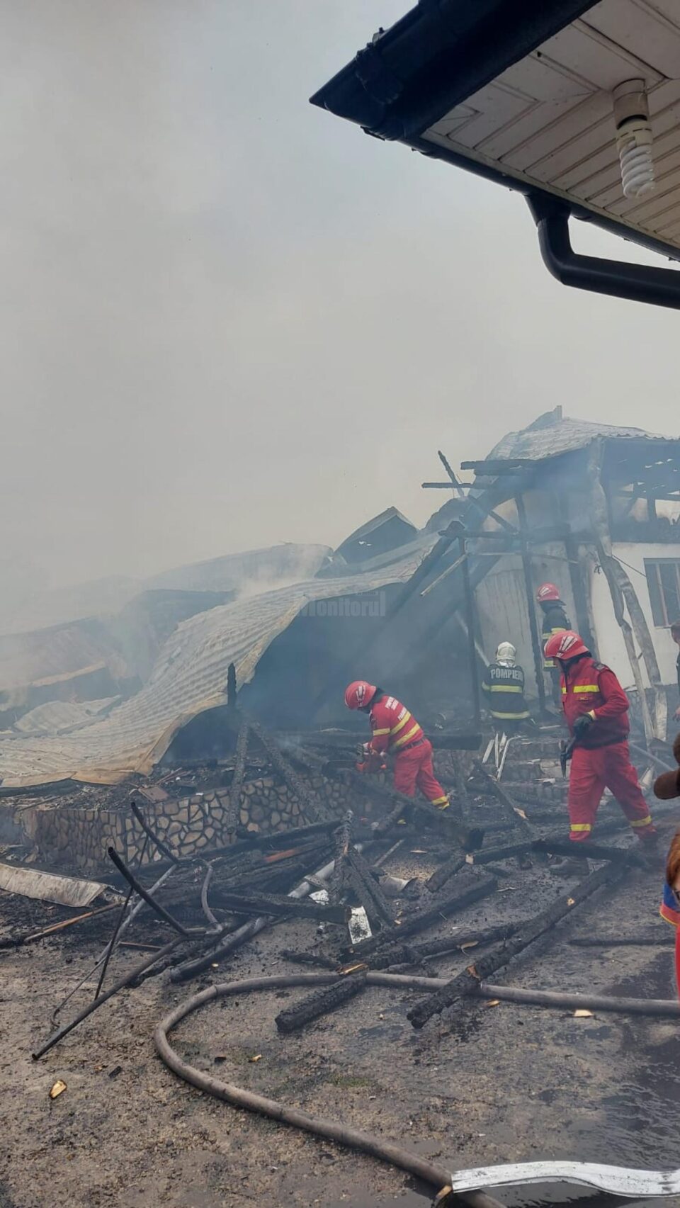 O întreagă gospodărie a fost mistuită de un incendiu devastator