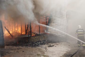 O întreagă gospodărie a fost mistuită de un incendiu devastator