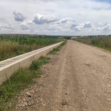 Rigolele înalte turnate în așteptarea straturilor de asfalt, la Stroiești