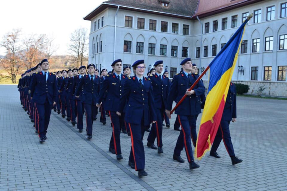 120 de elevi cu medii între 7,93 și 10 vor purta din toamnă uniforma de elev militar a Colegiului Național Militar „Ștefan cel Mare” din Câmpulung Moldovenesc 120 de elevi cu medii între 7,93 și 10 vor purta din toamnă uniforma de elev militar a Colegiului Național Militar „Ștefan cel Mare” din Câmpulung Moldovenesc