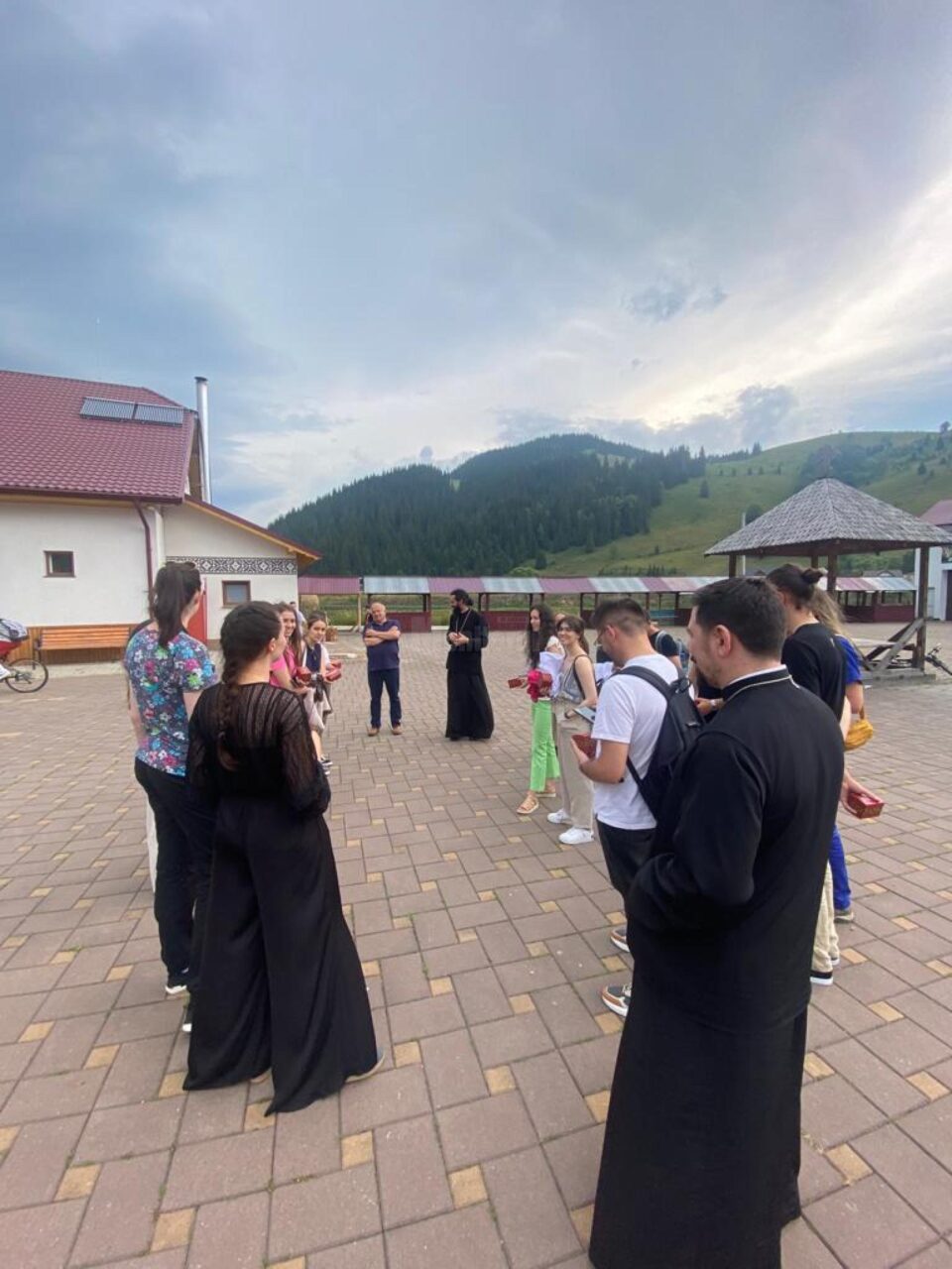 Caravana medicală pediatrică, organizată de Arhiepiscopia Sucevei și Rădăuților