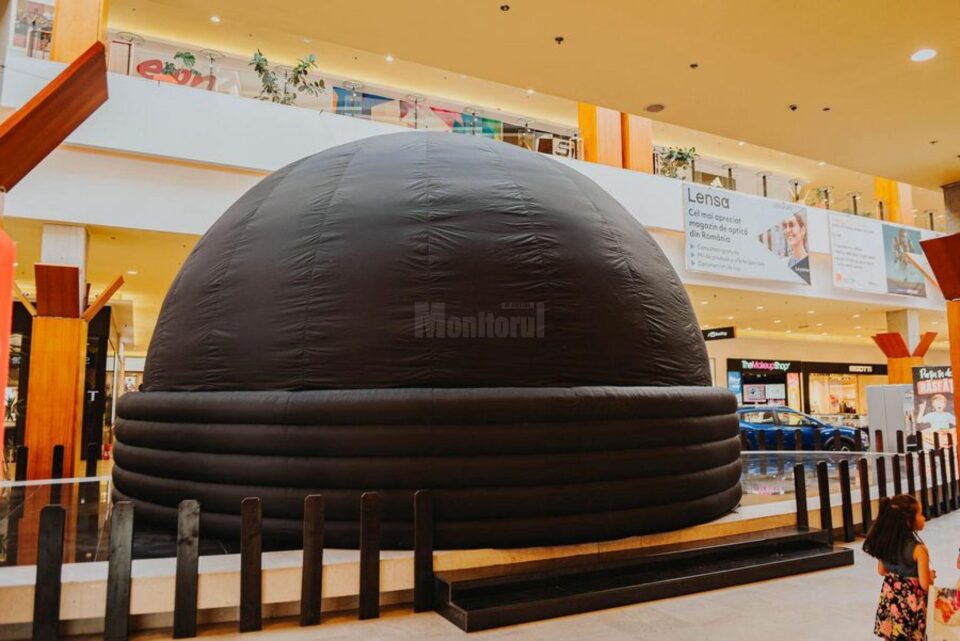 Descoperiți universul la Planetariul gonflabil cu diametrul de 8 metri, aflat la parterul Iulius Mall