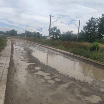 Halul în care a ajuns DJ 208A Suceava - Dolhasca pe multe porțiuni