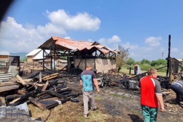 Arhiepiscopia Sucevei a demarat o campanie umanitară pentru ajutorarea unei familii din Vârfu Dealului, rămasă pe drumuri după un incendiu puternic